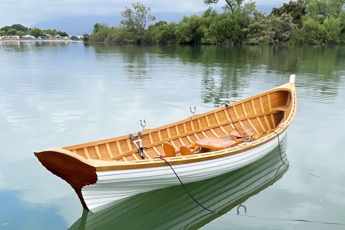 Why Choose a Handcrafted Wooden Boat for a Timeless and Elegant Summer?