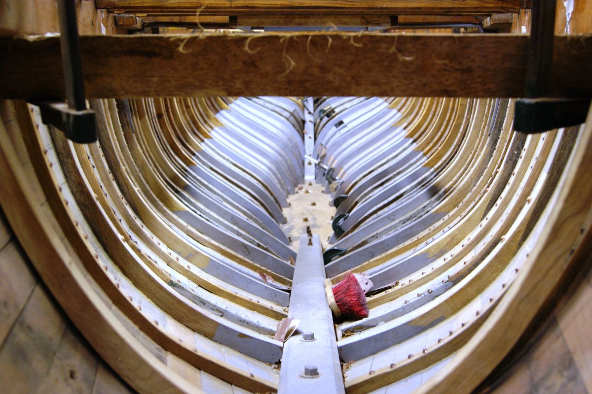 Why Choose a Handcrafted Wooden Boat for a Timeless and Elegant Summer?