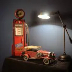 AJ012 Gas Pump W/Clock 1:4 