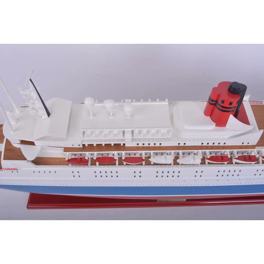 C047 Queen Elizabeth II Painted Large Cruiseship Model c047-queen-elizabeth-ii-painted-large-cruiseship-model-l26.JPG