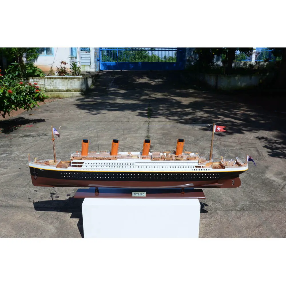 C126 Titanic Painted XXL Exclusive Edition Cruiseship Model c126-titanic-painted-xxl-exclusive-edition-cruiseship-model-l02.JPG