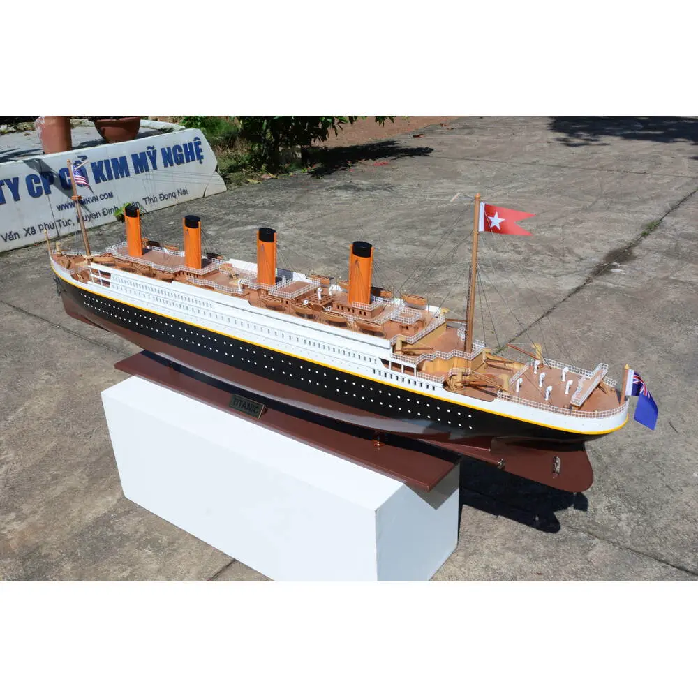 C126 Titanic Painted XXL Exclusive Edition Cruiseship Model c126-titanic-painted-xxl-exclusive-edition-cruiseship-model-l03.JPG