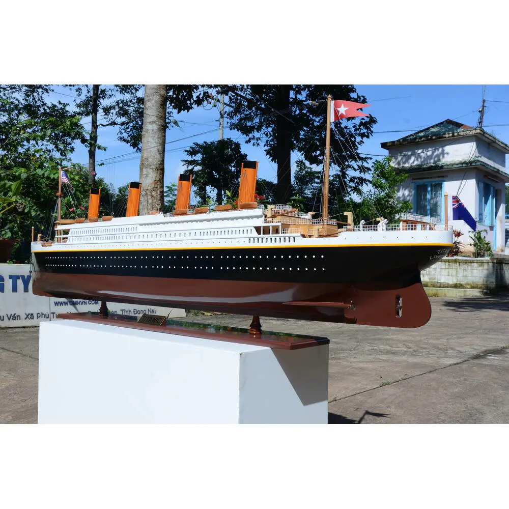 C126 Titanic Painted XXL Exclusive Edition Cruiseship Model c126-titanic-painted-xxl-exclusive-edition-cruiseship-model-l04.JPG