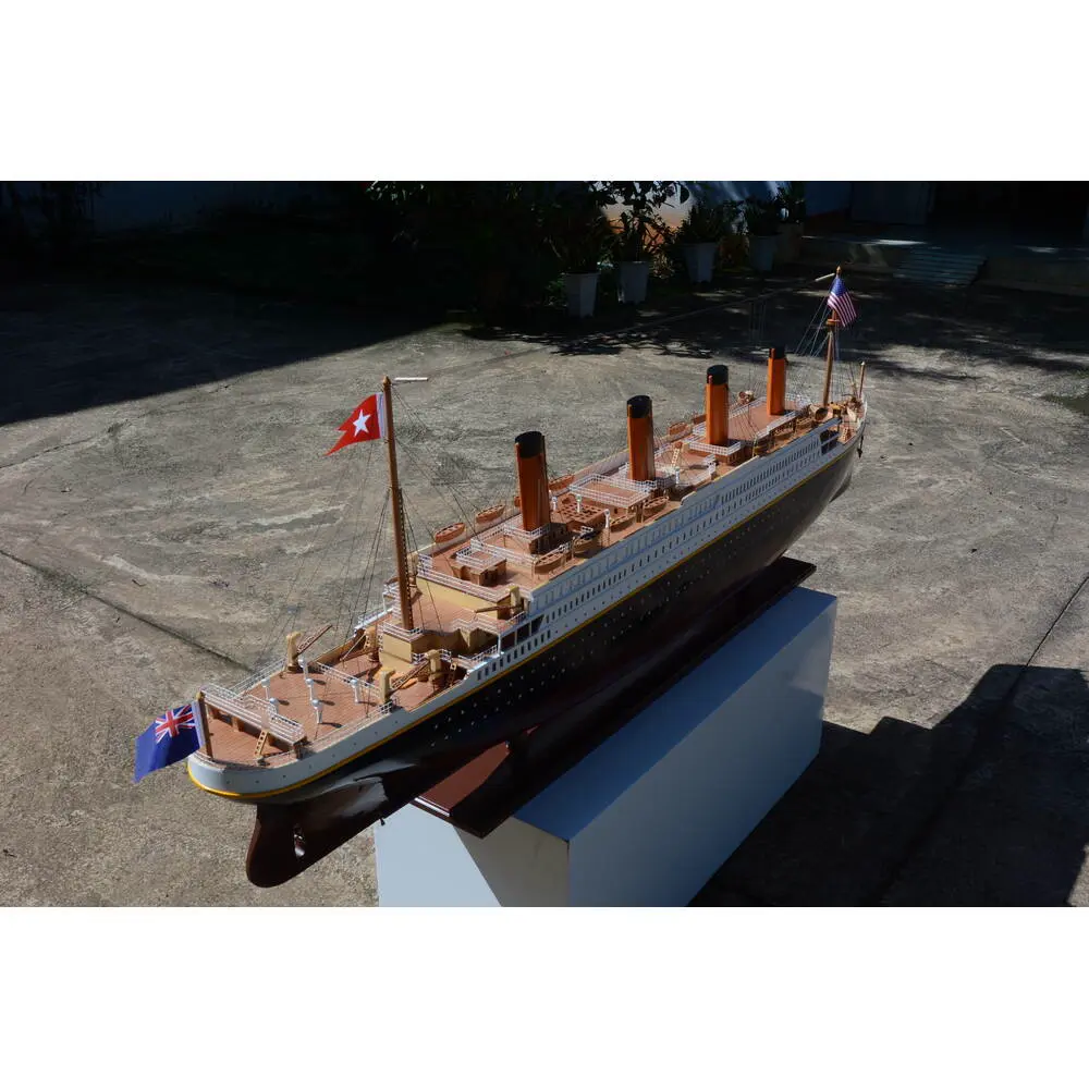 C126 Titanic Painted XXL Exclusive Edition Cruiseship Model c126-titanic-painted-xxl-exclusive-edition-cruiseship-model-l06.JPG