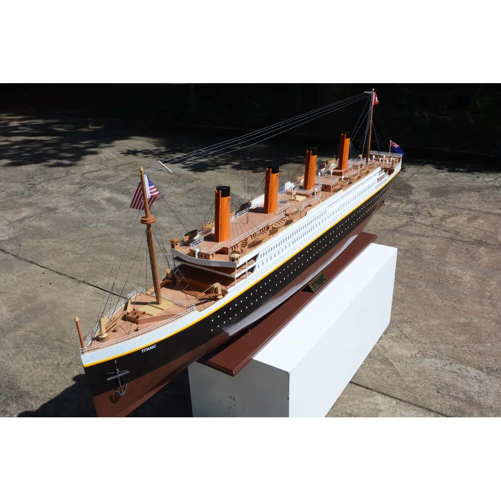 C126 Titanic Painted XXL Exclusive Edition Cruiseship Model c126-titanic-painted-xxl-exclusive-edition-cruiseship-model-l09.JPG