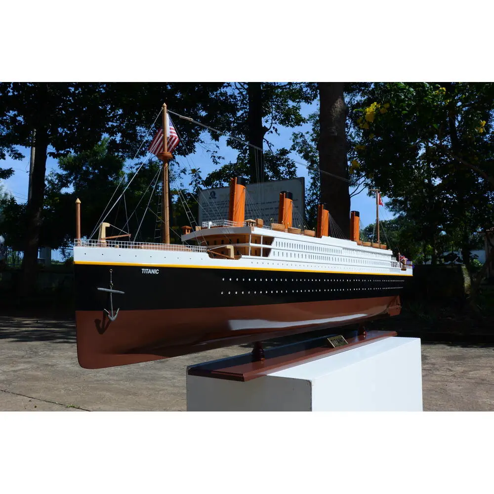 C126 Titanic Painted XXL Exclusive Edition Cruiseship Model c126-titanic-painted-xxl-exclusive-edition-cruiseship-model-l10.JPG