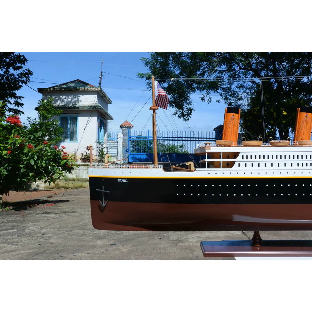 C126 Titanic Painted XXL Exclusive Edition Cruiseship Model c126-titanic-painted-xxl-exclusive-edition-cruiseship-model-l11.JPG