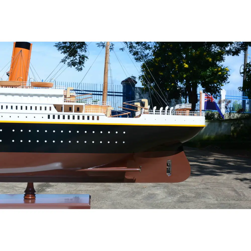 C126 Titanic Painted XXL Exclusive Edition Cruiseship Model c126-titanic-painted-xxl-exclusive-edition-cruiseship-model-l13.JPG