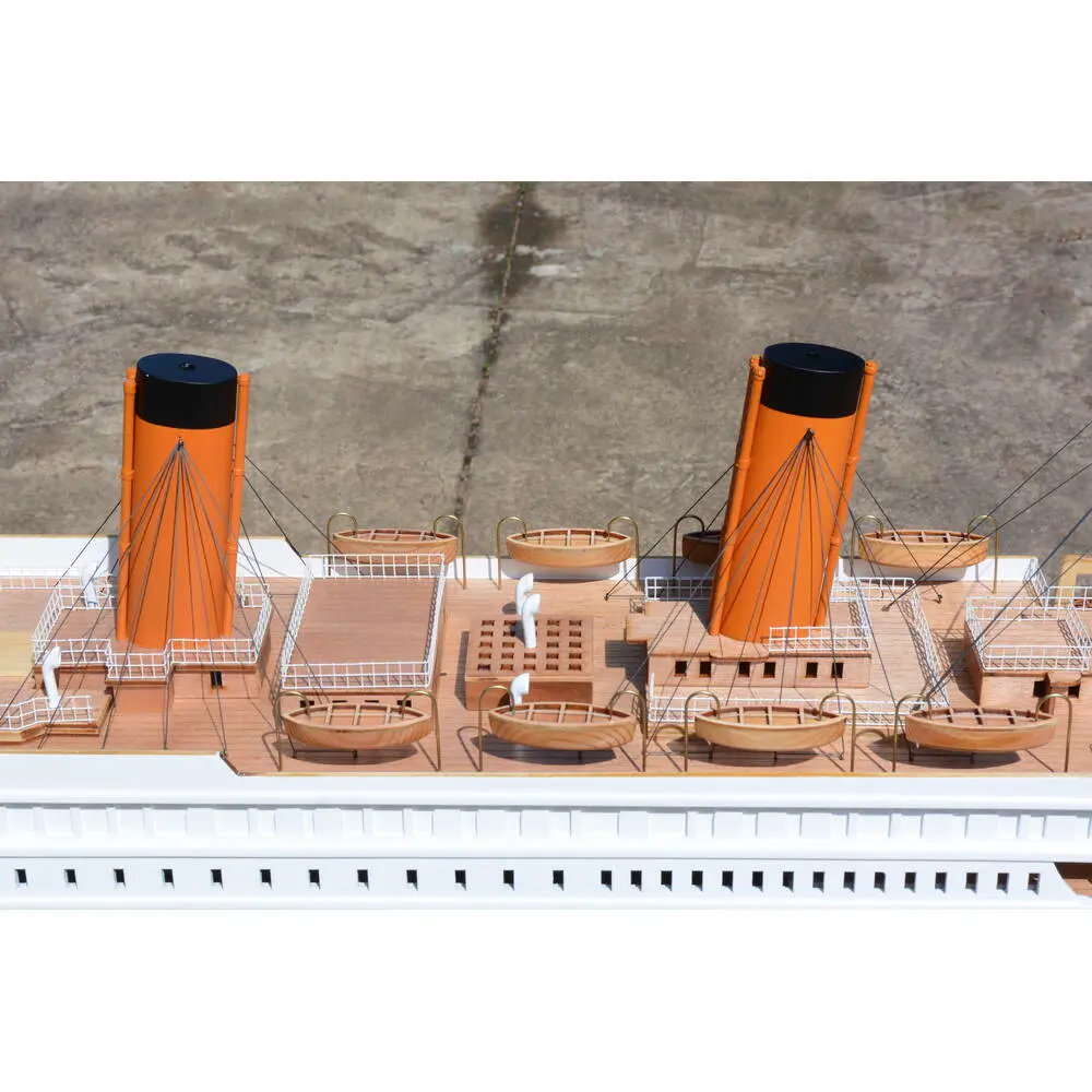 C126 Titanic Painted XXL Exclusive Edition Cruiseship Model c126-titanic-painted-xxl-exclusive-edition-cruiseship-model-l19.JPG