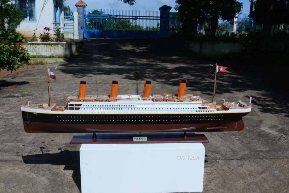 CM126 USCGC Dallas WHEC-716 30 Inches L Ship Model c126-titanic-painted-xxl-exclusive-edition-cruiseship-model-l01.jpg