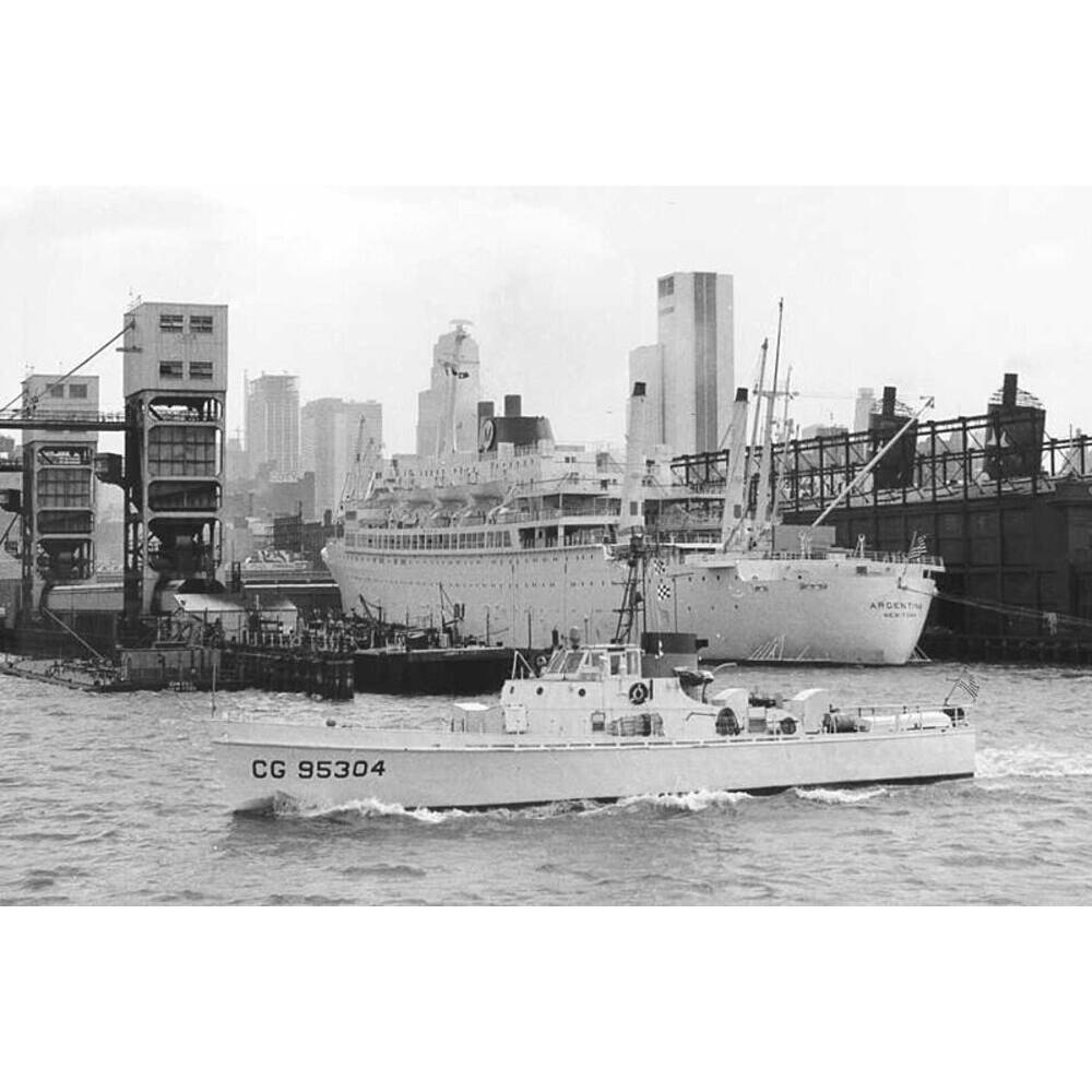 CM200 USCGC Cape Gull (WPB-95304) 30 Inches L Ship Model cm200-uscgc-cape-gull-wpb95304-30-inches-l-ship-model-L01.jpg